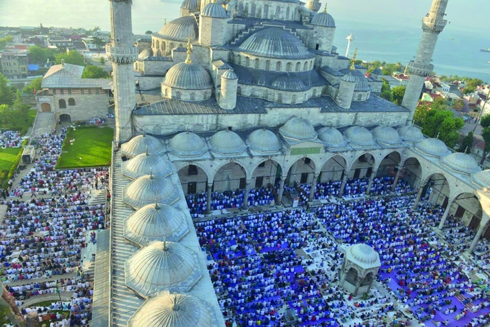 Bayrami sevi̇nci̇yle beklemek